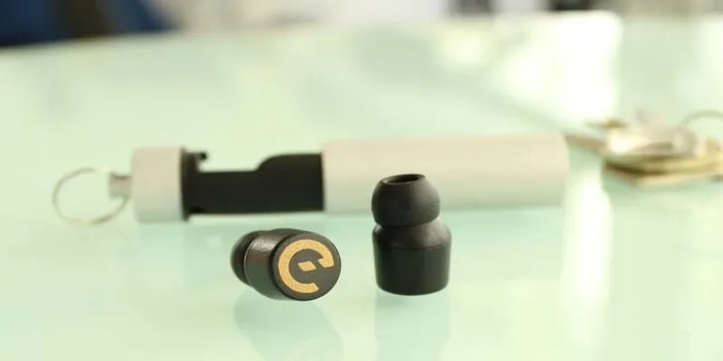 Tai nghe siêu nhỏ là dụng cụ đánh liêng bịp hay